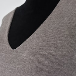 Finstickad klänning V-ringad TAUPE