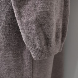 Finstickad klänning V-ringad TAUPE