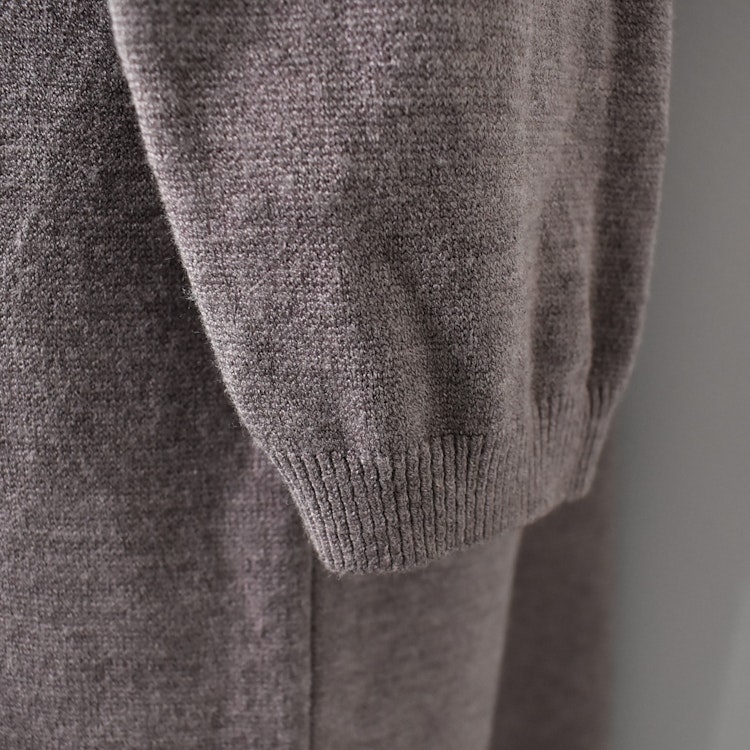 Finstickad klänning V-ringad TAUPE