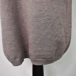 Finstickad klänning V-ringad TAUPE