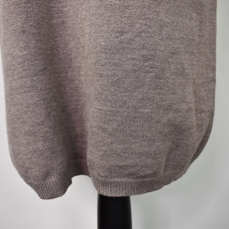 Finstickad klänning V-ringad TAUPE