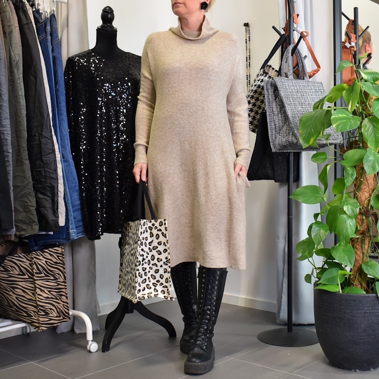 Stickad Klänning med Fickor FANGO CHIARO
