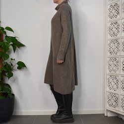 Stickad Klänning med Fickor MARRONE