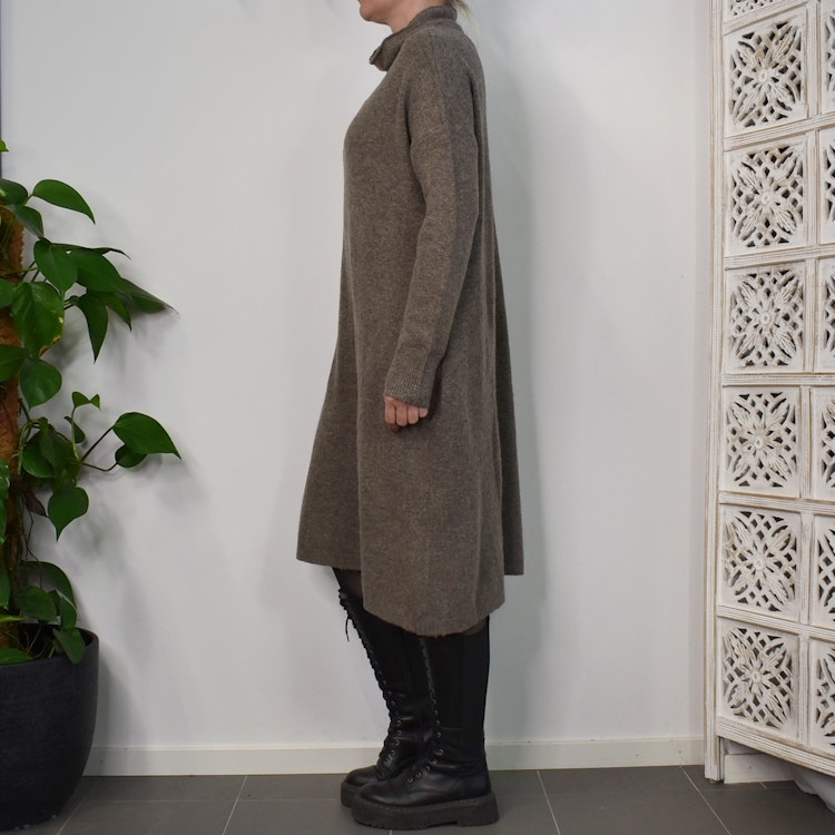 Stickad Klänning med Fickor MARRONE