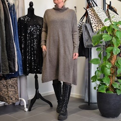Stickad Klänning med Fickor MARRONE
