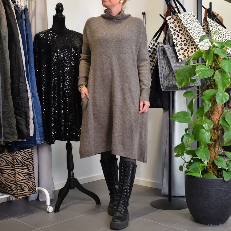Stickad Klänning med Fickor MARRONE