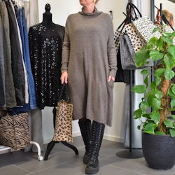 Stickad Klänning med Fickor MARRONE
