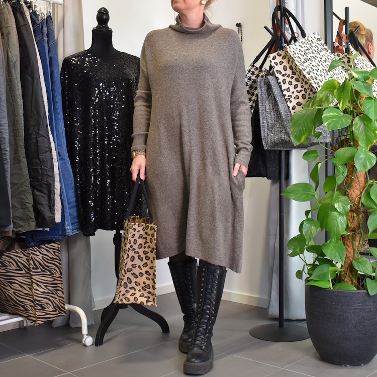 Stickad Klänning med Fickor MARRONE