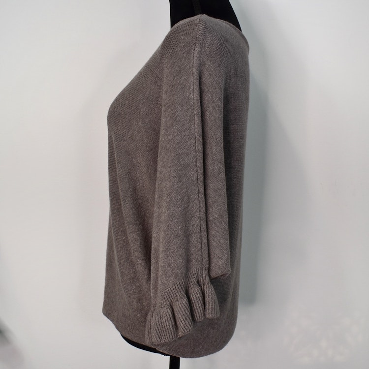 Finstickad tröja Volangärm TAUPE