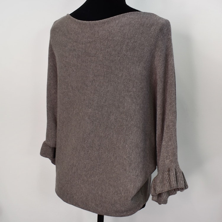 Finstickad tröja Volangärm TAUPE