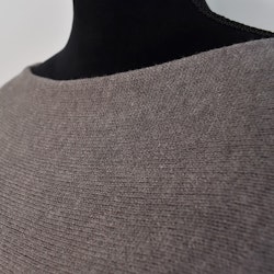 Finstickad tröja Volangärm TAUPE