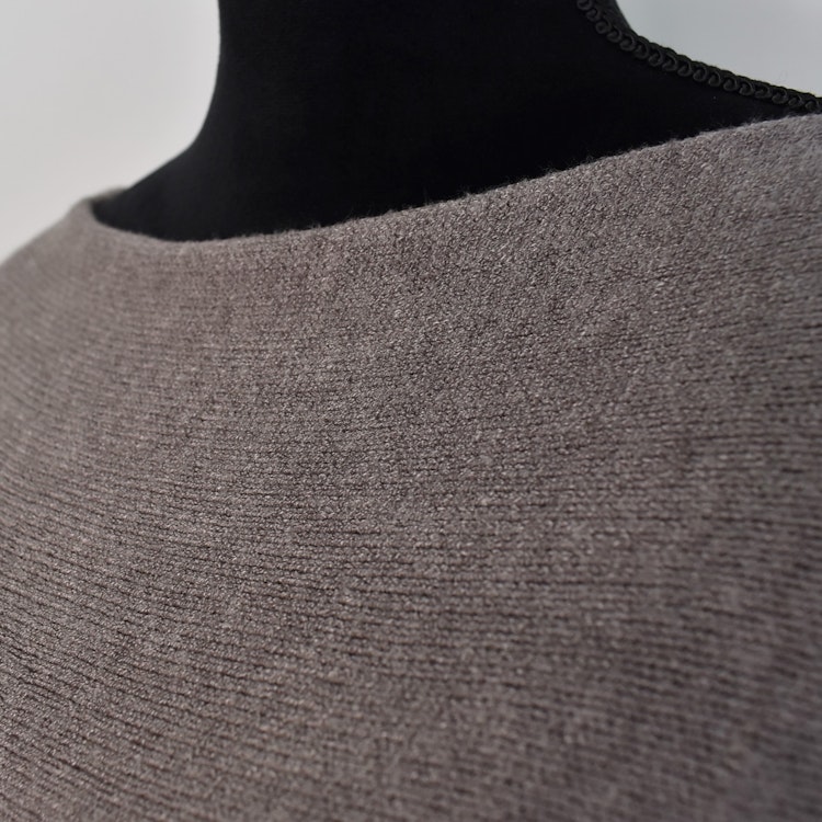 Finstickad tröja Volangärm TAUPE