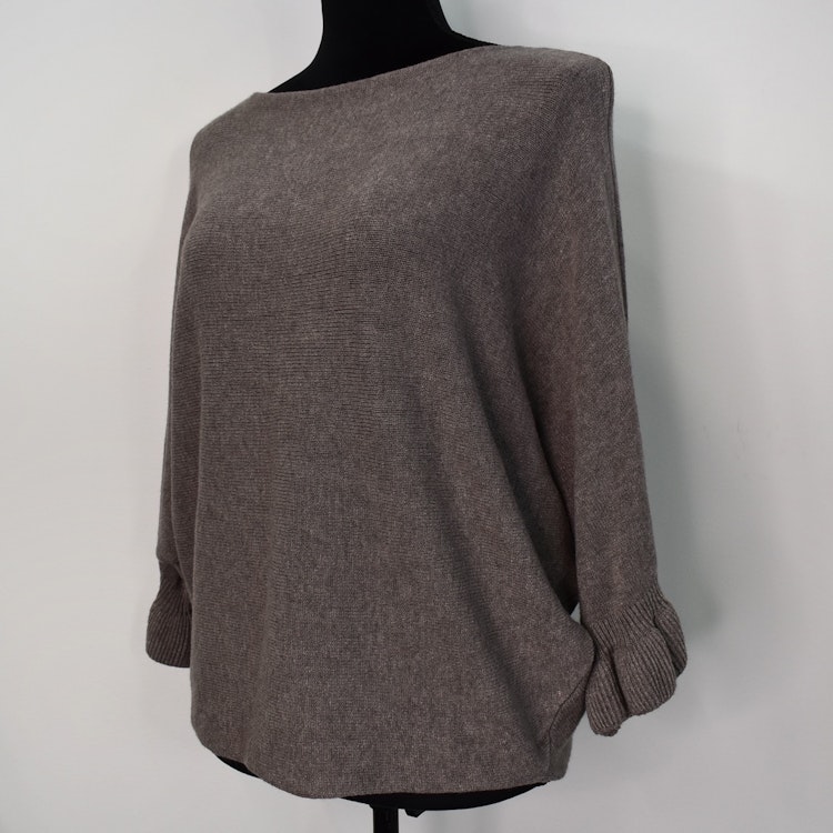 Finstickad tröja Volangärm TAUPE