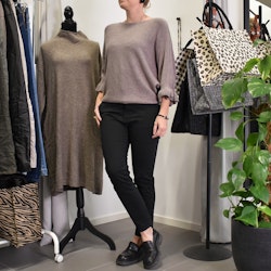 Finstickad tröja Volangärm TAUPE