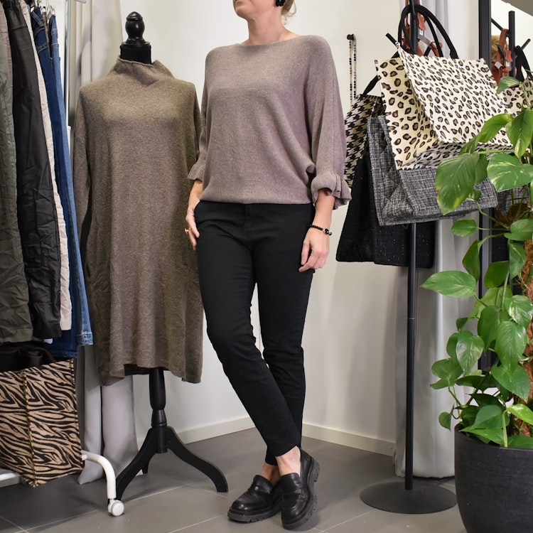 Finstickad tröja Volangärm TAUPE