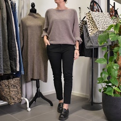 Finstickad tröja Volangärm TAUPE
