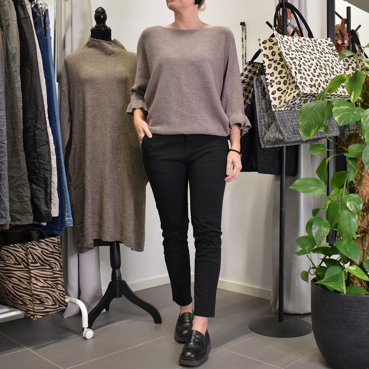 Finstickad tröja Volangärm TAUPE