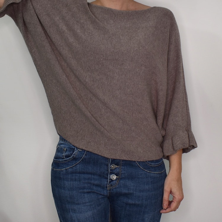 Finstickad tröja Volangärm TAUPE