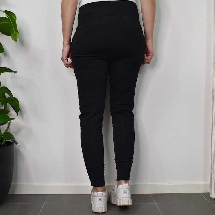 SECOND HAND Yogabyxa ECO Santosha SVART Storlek S - Santa Ni