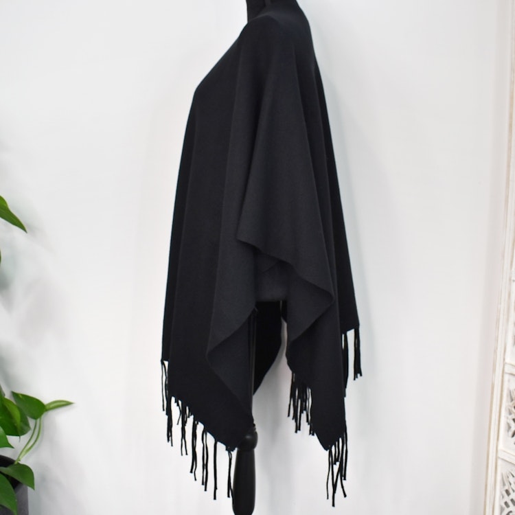 Poncho-sjal med Fransar SVART