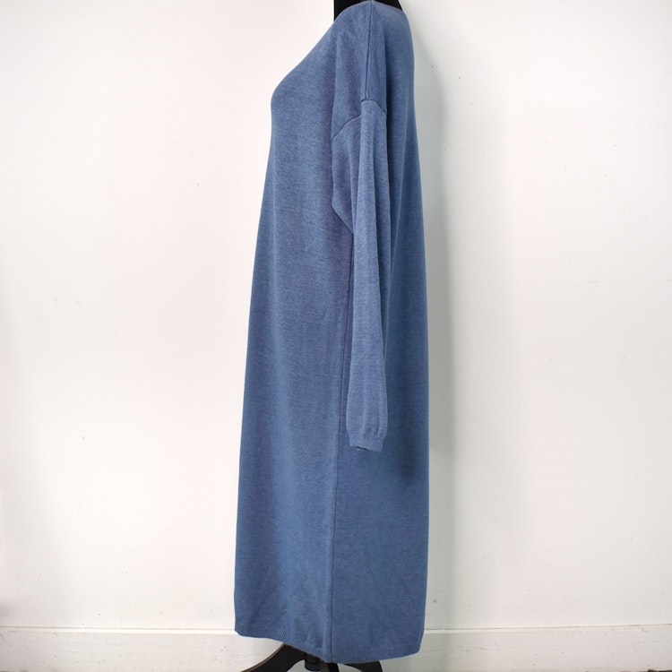 Finstickad klänning JEANSBLÅ