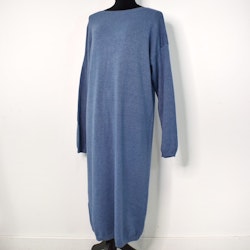 Finstickad klänning JEANSBLÅ