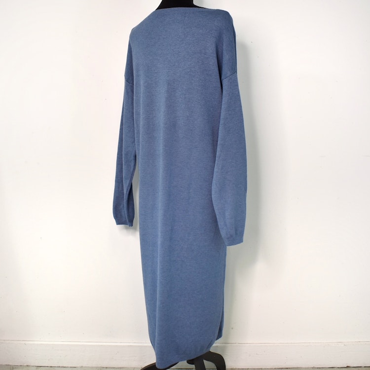 Finstickad klänning JEANSBLÅ
