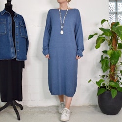 Finstickad klänning JEANSBLÅ