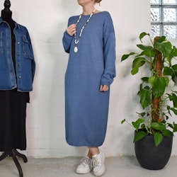 Finstickad klänning JEANSBLÅ