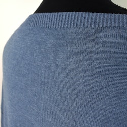 Finstickad klänning JEANSBLÅ