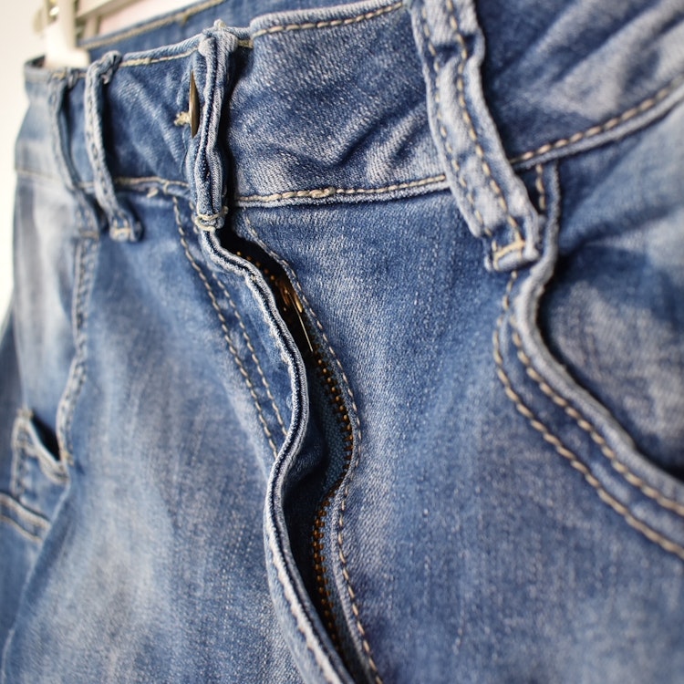 SECOND HAND Baggy Jeans BLÅ Storlek 34 - Place du Jour