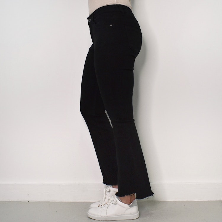 Stretchjeans Shortcut med fransar SVART - 3D Denim