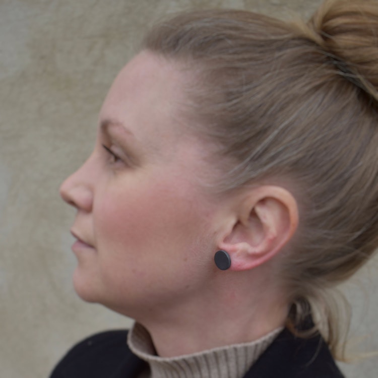 Örhänge Studs Liten SVART - SoMaBelle Design