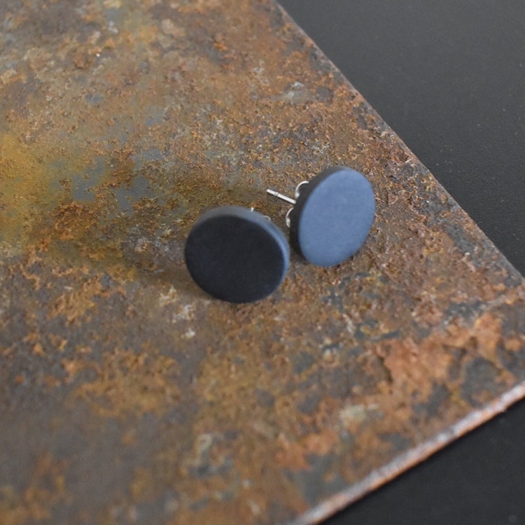 Örhänge Studs Liten SVART - SoMaBelle Design
