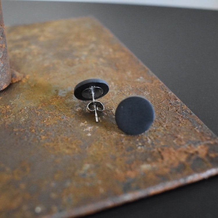 Örhänge Studs Liten SVART - SoMaBelle Design