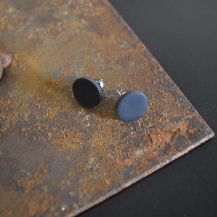 Örhänge Studs Liten SVART - SoMaBelle Design