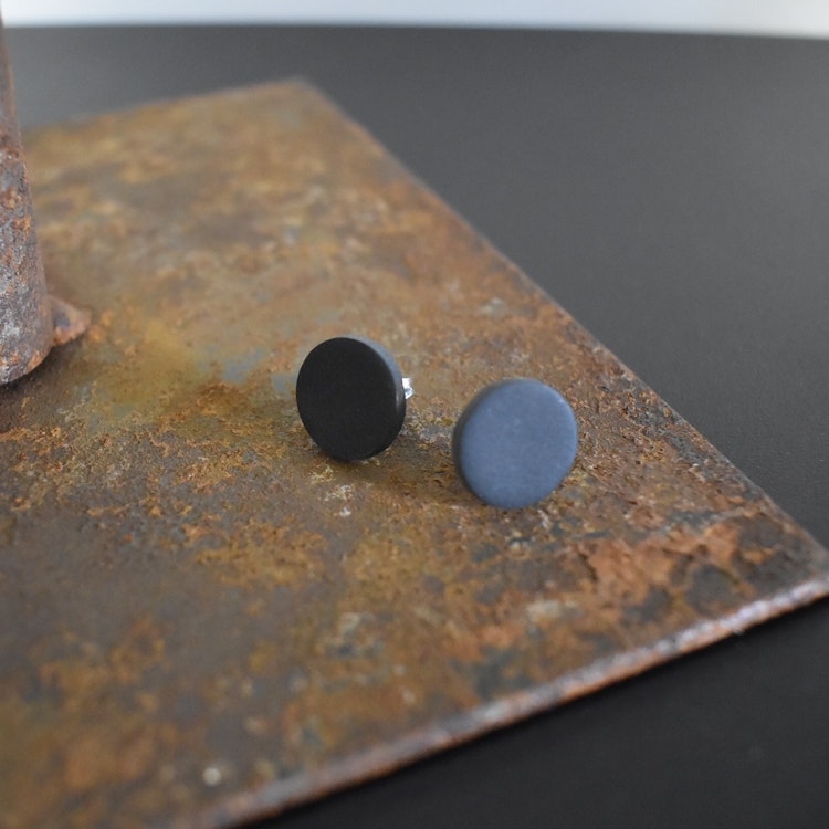 Örhänge Studs Liten SVART - SoMaBelle Design