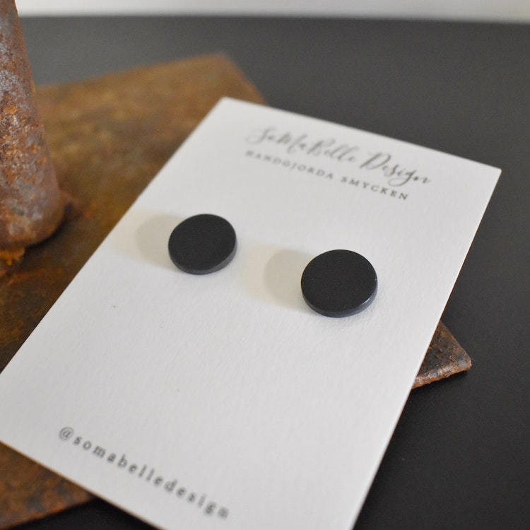 Örhänge Studs Liten SVART - SoMaBelle Design