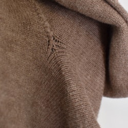 ANDRASORTERING Stickad Ponchotröja TAUPE