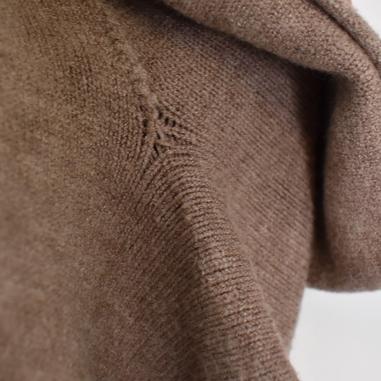 ANDRASORTERING Stickad Ponchotröja TAUPE