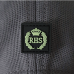 Den insydda kardborrepatchen på sidan som har en bergssiluett broderat fyller även en funktion som fästanordning. På baksidan finns det en gummipatch med självlysande fluorescerande RHS logga.