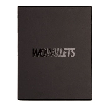 Presentask i svart utförande för plånbok med texten Wowallets i svart glans
