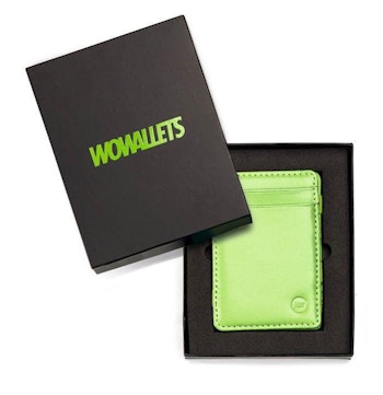Limefärgad plånbok från wowallets i dess fina presentask med locket öppet och lagt över ett hörn på kartongen