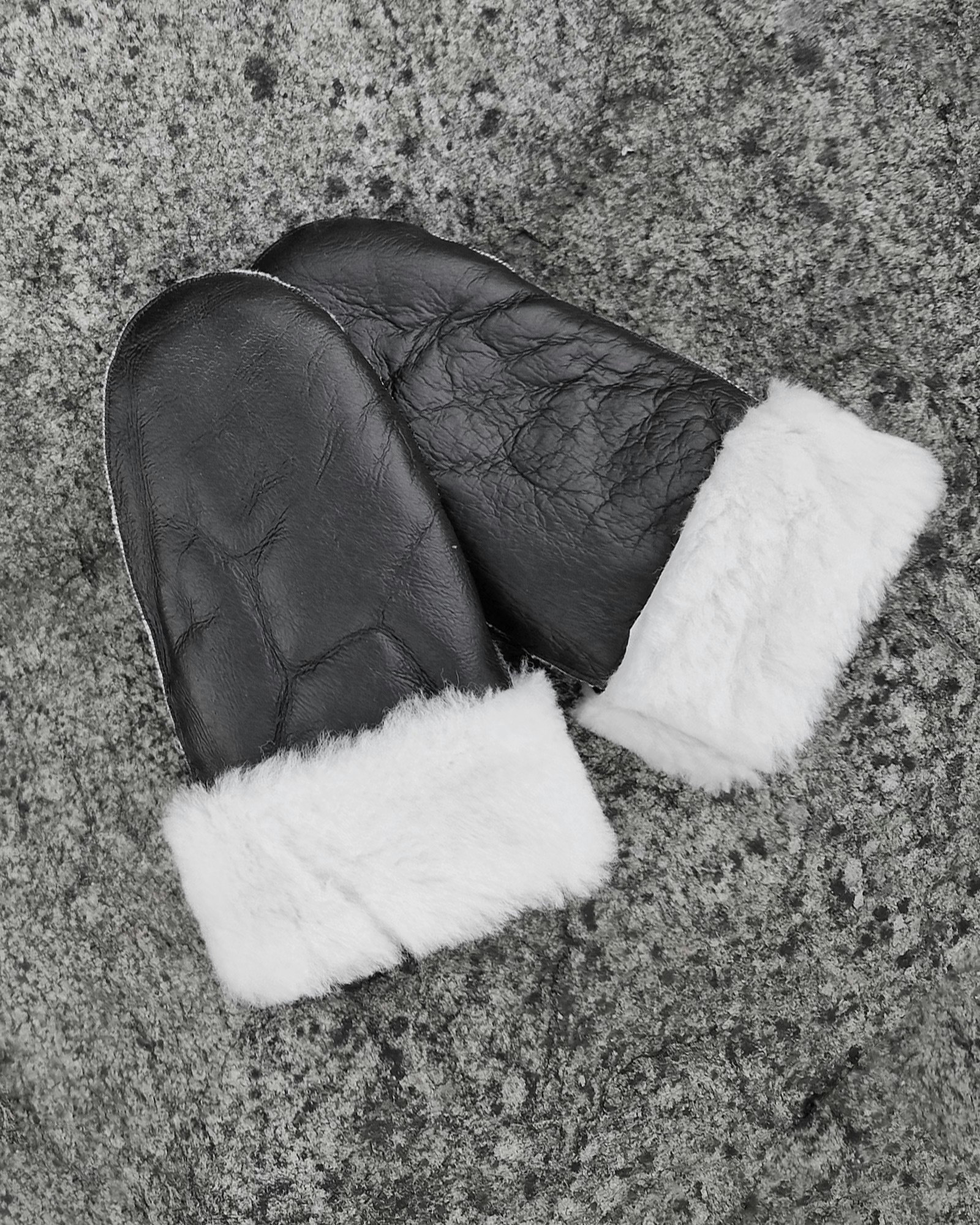 Fårskinn Tumvantar, Black