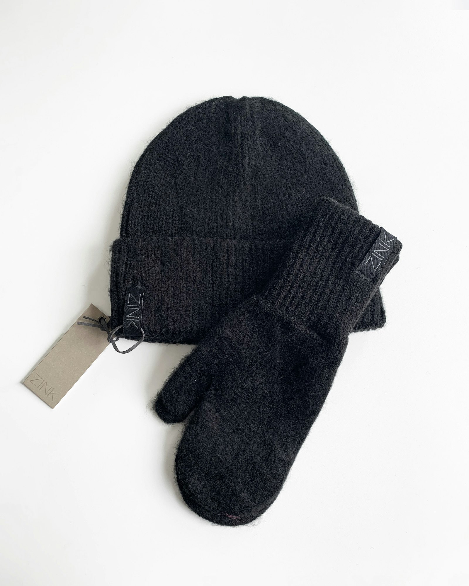 Stickat Set – Mössa & Vantar Svart