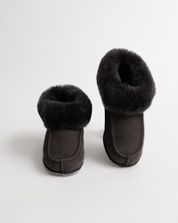 NARVIK Mjuka Ankelhöga Fårskinnstofflor, Black