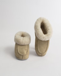 KID'Z NARVIK Mjuka Ankelhöga Fårskinnstofflor, Sand