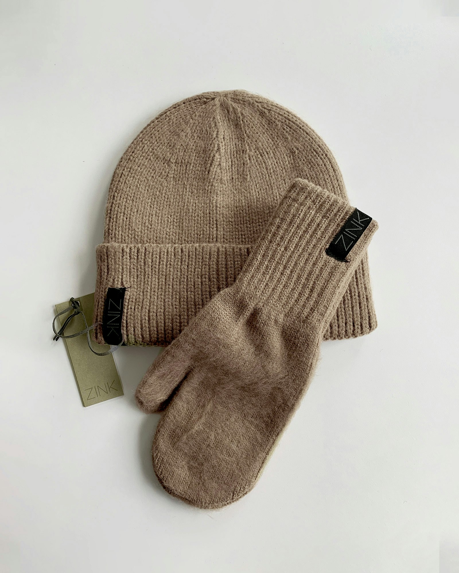 Stickat Set – Mössa & Vantar Walnötsbrun