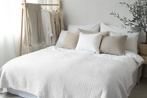 Quiltat Sängöverkast i Tvättad Linnelook 250x250cm, Off-White