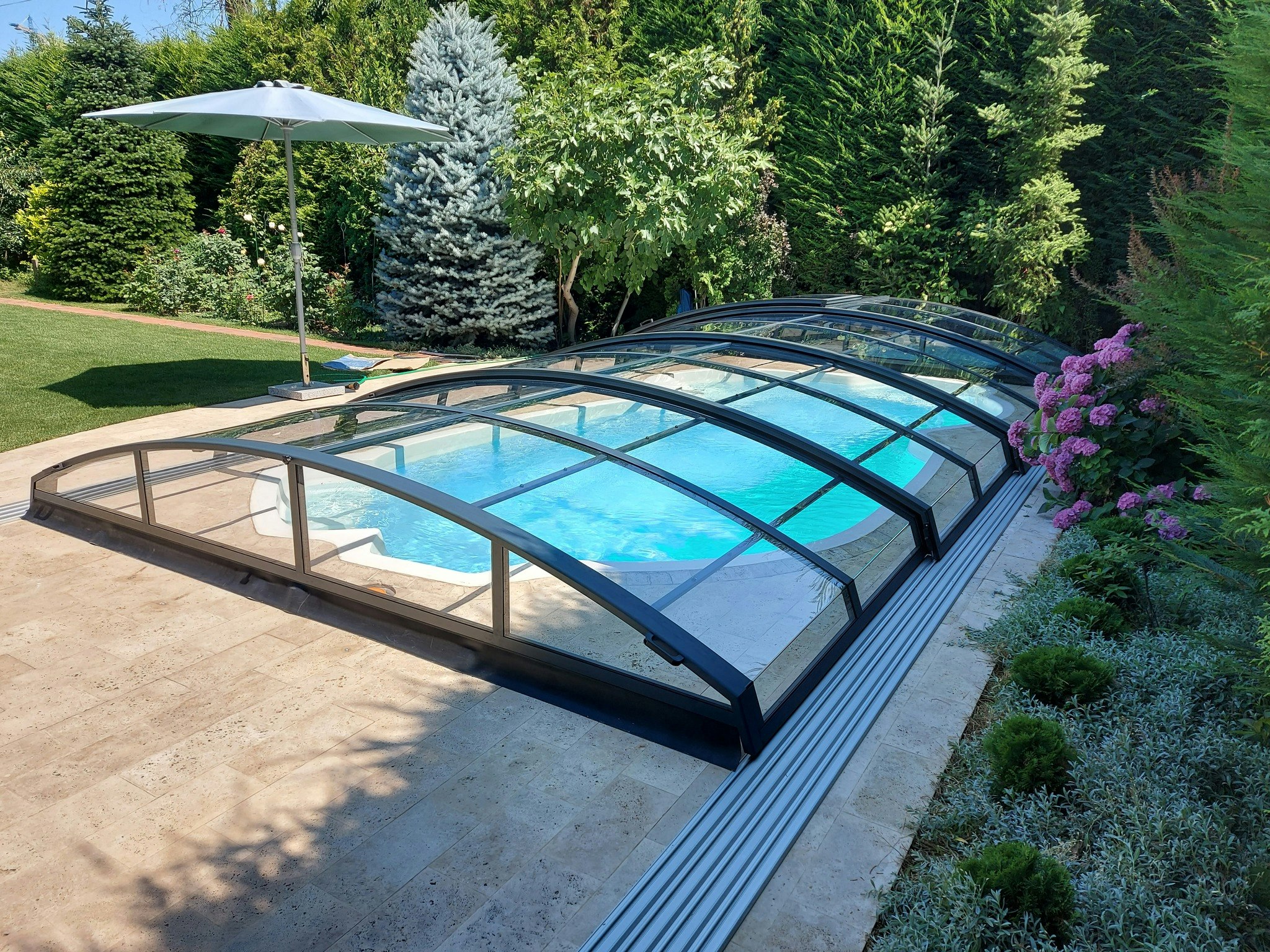 Pool med tak från poolprodukter.se